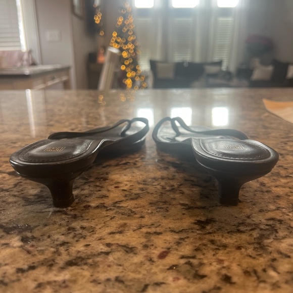 Toteme Black Leather heeled flip flops. Size 39. - Picture 4 of 7